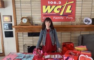 Hundreds come together to make Valentine’s Day special for thousands clapper-valentines